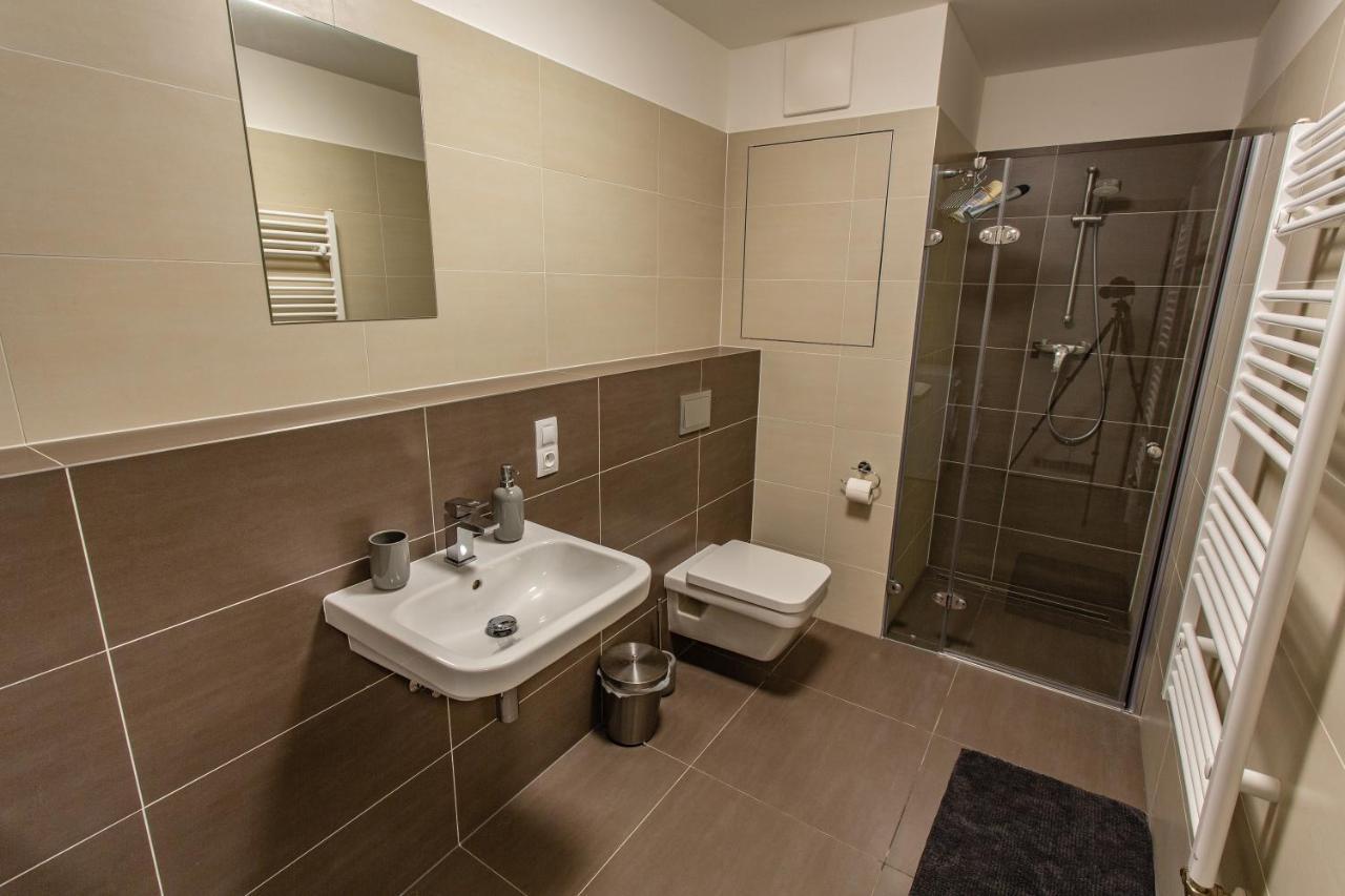 Spacious Terrace Apartment With Free Private Parking Prága Kültér fotó